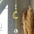 Dettaglio del acchiappasole dorato con ciondoli a sole e luna e cristalli luminosi - Citrino