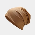 Detalle de la suave textura de punto y los pliegues del gorro slouchy color caqui - Camel