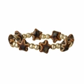 Bracelet bohème en perles d'étoile en céramique et billes de cuivre dorées sur fond blanc - Perles Dorées + Brun Foncé