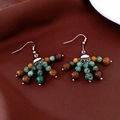 Dettaglio macro di orecchini vintage con perle di legno marrone e pietre verdi - Stile Nappa A Ventaglio Con Gancio In Argento / Argento-Verde