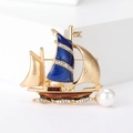 Dettaglio della spilla a barca a vela con vele in smalto blu, cristalli e perla bianca - Blu