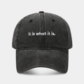 Detalle del bordado blanco en una gorra de béisbol de algodón gris oscuro lavado - Ajustable / Negro
