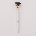 Detail van witte balpen met gouden clip en zwarte ruwe kristalsteen op de bovenkant - Obsidiaan