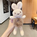 Détail d'un chouchou lapin en peluche blanche avec élastique marron duveteux mignon - Chouchou Lapin Kaki