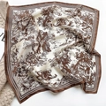 Detalle del pañuelo cuadrado de seda con estampado vintage de jungla y estilo toile de jouy - 53x53cm / café