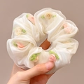 Nahaufnahme von Organza-Haargummi mit 3D-Blumendetails und zarter Spitzenkante - Double Layer Gauze Flower Style / Gebrochenes Weiß