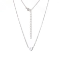 Vue détaillée d'un pendentif cœur argenté avec lettre F gravée sur une fine chaîne - Lettre F / Acier