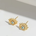 Vue détaillée des boucles d'oreilles Œil de Turquie dorées avec zircons blancs et bleus - Mauvais Œil Classique