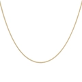 Detalle de una elegante cadena minimalista dorada sobre un fondo blanco impecable - Cadena en Forma de O