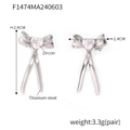 Orecchini a cuore con fiocco in argento, acciaio al titanio e zirconi, vista simmetrica - Fiocco in Zirconia a Cuore / Colore Acciaio (Zirconia Bianca)