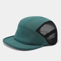 Dettaglio del cappello camper color teal con pannelli in rete nera e tessuto ad asciugatura - Regolabile / Verde Pavone