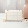 Sac bandoulière carré blanc matelassé avec chaîne dorée et texture gaufrée chic - Style de base / Blanc