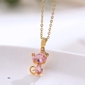 Collar de acero de titanio dorado con colgante de gato de cristales rosas y lazo - Collar de Colibrí con Cadena / Dorado/Rosa