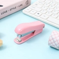 Mini agrafeuse rose macaron pour étudiants, agrafeuse de bureau compacte rose pastel - Agrafeuse Rose Cerisier