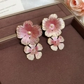 Detailaufnahme von Ohrringen mit Blumenmuster in Pink-Gold-Verlauf und Metallstruktur - 925 Sterling Silber Ohrstecker - Rosa Verlaufsblüte (Gold)