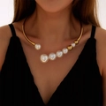 Elegante collana a catena dorata con grandi perle sfumate indossata da una modella - Oro