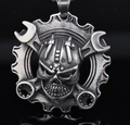 Gotischer Totenkopf-Anhänger in Silber-Optik mit mechanischen Zahnrädern und Schraubenschlüsseln - Zahnrad und Schlüssel Schädel Stil (E0112) - Ohne Kette