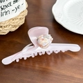 Pinza de pelo de tulipán rosa en acetato con perla de concha sobre fondo de madera - 12cm / Rosa Claro