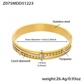 Dettaglio del bracciale traforato placcato oro 18k con turchese e zirconi - Bracciale Aperto Ondulato Oro con Turchese Bianco (Z075)