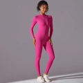 Detail van roze yoga jumpsuit met hoogelastische stof en een halslijn met halve rits - S / rozenroze