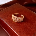 Detailaufnahme des 18k vergoldeten Vintage-Rings mit geometrischem Muster und Zirkon-Besatz - Gold (Echtgold Vergoldet)