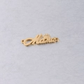 Detailansicht eines goldenen Mama-Anhängers mit kleiner Krone und Verbindungsring - 7.5*26mm / Gold