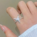 Bague étoile de mer argentée de style bohème portée sur la main pour un look marin - Étoile de Mer Seule Style B (4516)