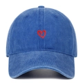 Dettaglio del ricamo a cuore su un berretto da baseball in cotone lavato blu - Taglia unica / Blu scuro