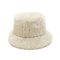 Dettaglio della texture in finta pelliccia color crema su un caldo cappello invernale da donna - M (56-58cm) / Beige