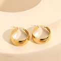 Minimalistische 18K vergoldete Creolen mit polierter Oberfläche auf Steinständer - Gebogene Creolen 25MM / Gold