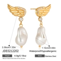 Vue détaillée des boucles d'oreilles perles baroques avec ailes d'ange et dimensions - Boucles d'Oreilles en Perles Baroques d'Ailes d'Ange (JDE0212202)