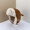 Colbacco in camoscio marrone con fodera in pile bianco e toppa decorativa laterale - M(56-58cm) / caffè