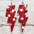 Dettaglio degli orecchini a forma di fulmine rosso glitterato con pois e ganci in metallo - Rosso a Pois Glitter