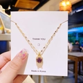 Collier en acier titane doré avec pendentif carré en zircon violet et détails perles - Zircone Carrée Violette Or