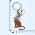 Portachiavi gatto marrone con campanellino e cuore, mostrato con righello per misura - Orecchio Rosa Corona Marrone