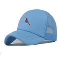 Detail der Papageienbestickung auf einer hellblauen, atmungsaktiven Mesh-Trucker-Mütze - Hellblau