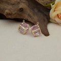 Vue macro de breloques cubes en verre rose avec bords dorés irréguliers pour bijoux DIY - Rose Clair