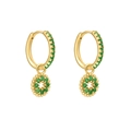 Détail de boucles d'oreilles dorées avec zircons verts et breloques rondes suspendues - Fleur Or Vert