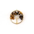 Detailopname van de gouden Tree of Life-hanger met bruine tijgeroog edelstenen - Tijgeroog Levensboom / 30mm / Goud