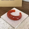 Detailansicht der orangefarbenen Harzmanschette mit Bernstein-Marmorierung und dickem Finish - Tintenrot Marmor