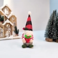 Gnome de Noël avec bonnet à carreaux rouges et barbe blanche sur décor boisé festif - Gnome de Noël avec Chapeau à Carreaux Rouge et Noir