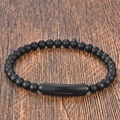 Pulsera minimalista para hombre de cuentas negras mate con cierre magnético sobre madera - Estilo Uno (21CM)