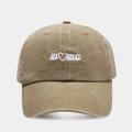 Dettaglio ravvicinato del ricamo bianco Mama su cappello in cotone lavato kaki - MAMA / Cachi Lavato