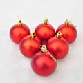 Dettaglio di sei palline di Natale rosse opache con cordini dorati su finta pelliccia - 4cm(Confezione da 6 Pezzi) / Rosso