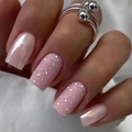 Unghie finte quadrate rosa perlato e a pois bianchi con anello in argento minimalista - Stile Rosa Glitter A Pois (Con Colla Jelly Gialla)