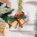 Dettaglio di campane di Natale dorate con pigne, aghi e bacche rosse su corda di juta - Stile Foresta Doppie Campane - Oro