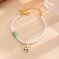 Gros plan détaillé d'un bracelet en perles avec un pendentif football et des accents colorés - Bracelet Football (11508)
