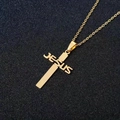 Collar con colgante de cruz de Jesús en acero inoxidable dorado para hombre sobre fondo - Oro de 18K / Dorado 2