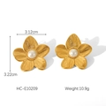 Dettaglio di orecchini a fiore in oro 18K con perla bianca e texture spazzolata - Stile Fiore Intarsiato con Perle (HC-E10209)