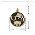 Makro-Detail des runden Goldanhängers mit schwarzer Emaille, Elefanten und Kleeblatt - VH584-Schwarzer runder Glücksbringer (Elefant/Kleeblatt)